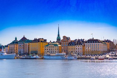 Eski kasaba manzarası (gamla stan). İsveç 'in Stockholm başkenti. Lakeside Panorama. Seyahat fotoğrafı..
