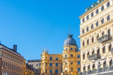 Stockholm 'ün Eski Kasabası' ndaki pencereler. İsveç başkentinin mimari detayları.