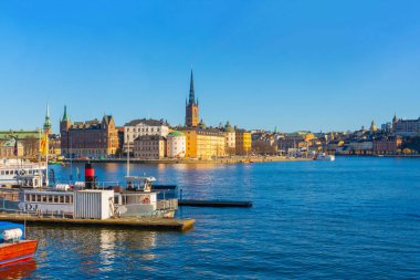 Eski kasaba manzarası (gamla stan). İsveç 'in Stockholm başkenti. Lakeside Panorama. Seyahat fotoğrafı..