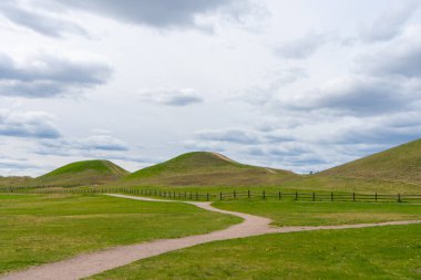 Royal Mounds (Kungshogarna) Gamla Uppsala 'da bulunan üç büyük el arabası. Stockholm yakınlarında İsveç 'te arkeolojik alan.