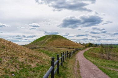 Royal Mounds (Kungshogarna) Gamla Uppsala 'da bulunan üç büyük el arabası. Stockholm yakınlarında İsveç 'te arkeolojik alan.