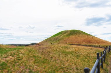 Royal Mounds (Kungshogarna) Gamla Uppsala 'da bulunan üç büyük el arabası. Stockholm yakınlarında İsveç 'te arkeolojik alan.