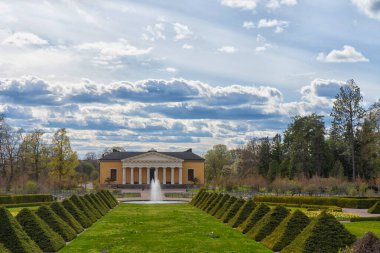 İsveç, Uppsala 'da halka açık bir park. İskandinavya 'da bahar. Peyzaj fotoğrafı.