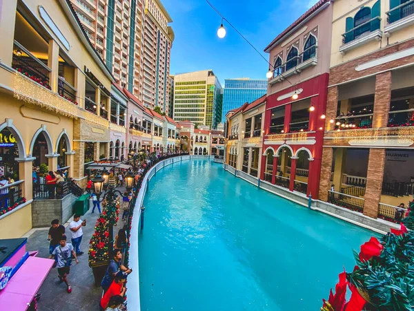 在菲律宾马尼拉市威尼斯购物中心的贡多拉游轮 — 图库照片