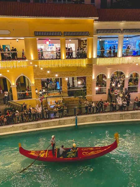 Cruzeiro de gôndola em Venetian Manila Mall, Filipinas — Fotografia de Stock