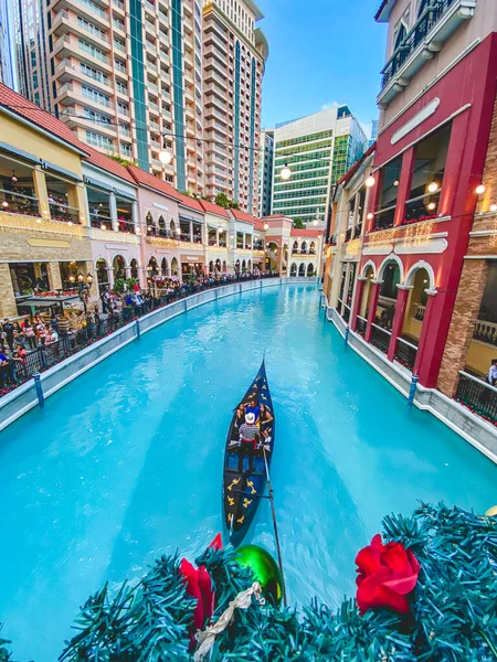 Cruzeiro de gôndola em Venetian Manila Mall, Filipinas — Fotografia de Stock