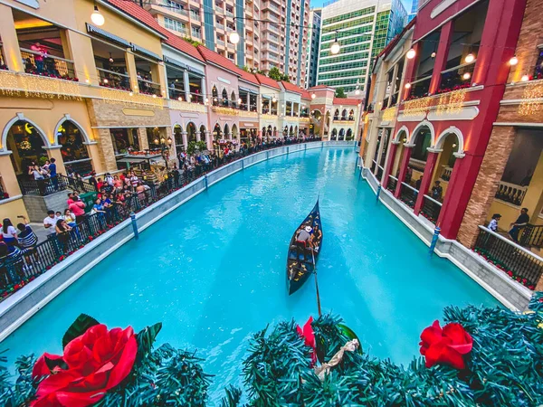 Cruzeiro de gôndola em Venetian Manila Mall, Filipinas — Fotografia de Stock