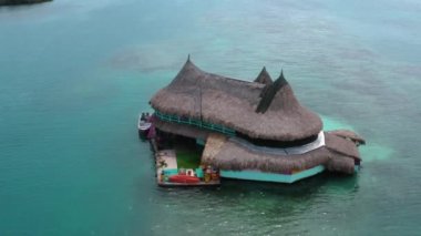 Casa en el Agua, San Bernardo Adaları 'nda, Kolombiya Karayip Sahili' nde bir ev.