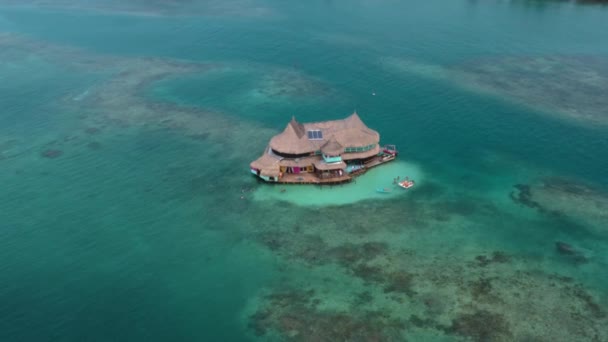 Casa en el Agua, casa sobre el agua en las Islas San Bernardo, en la Costa Caribe Colombiana — Vídeo de stock