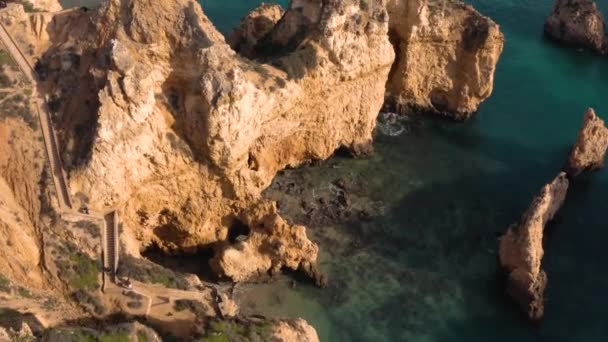 Vista aérea de Ponta da Piedade en Algarve en Portugal — Vídeo de stock