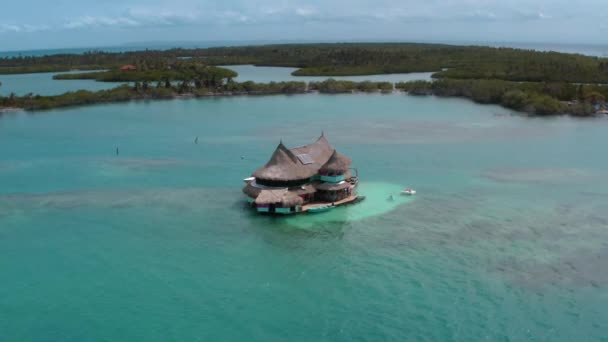 Дом на воде на островах Сан-Бернардо, на Карибском побережье Колумбии — стоковое видео