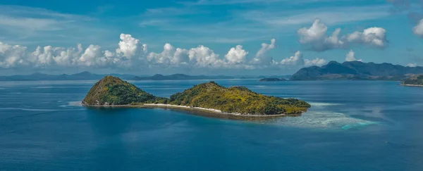 Flygfoto över ön Ditaytayan i Coron, Palawan, Filippinerna — Stockfoto