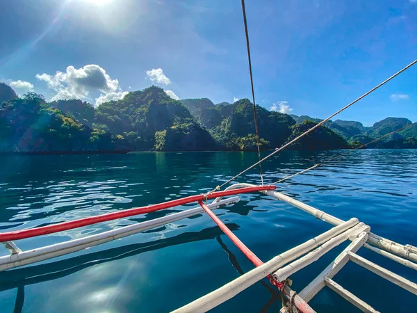 Катер на острове Корон в Палаване, Филиппины — стоковое фото