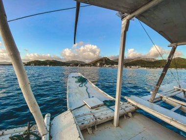 Filipinler, Palawan 'daki Coron adasında bir paraw teknesi.