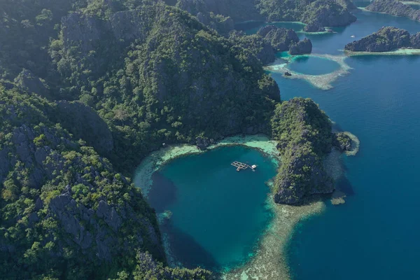 Вид з повітря на лагуну - близнюк на острові Корон (Палаван, Філіппіни). — стокове фото