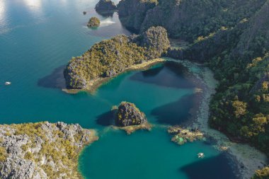 Coron, Palawan, Filipinler 'deki Barakuda Gölü' nün havadan görünüşü