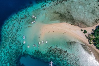 Coron, Palawan, Filipinler 'deki Ditaytayan adasının hava manzarası