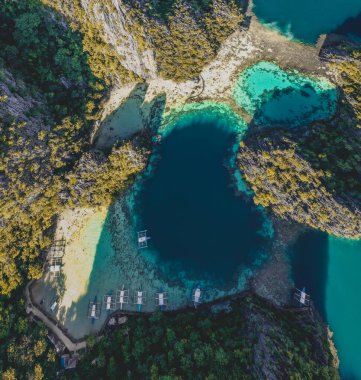 Coron, Palawan, Filipinler 'deki Barakuda Gölü' nün havadan görünüşü