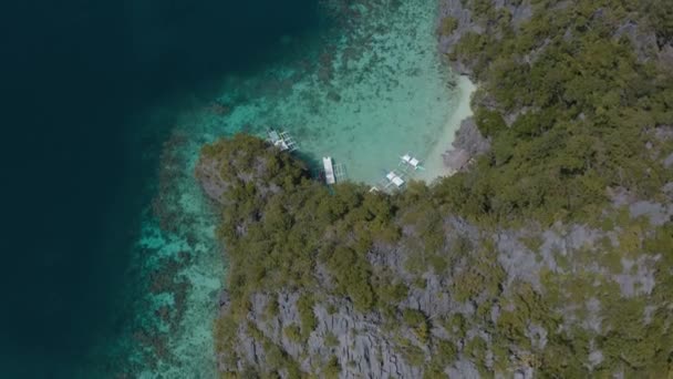 Vista aérea de la isla de Coron en Palawan, Filipinas — Vídeo de stock