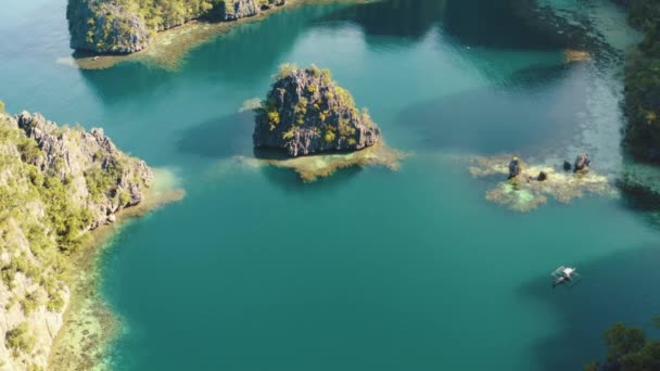 Vista aérea del lago Barracuda en Coron, Palawan, Filipinas — Vídeos de Stock
