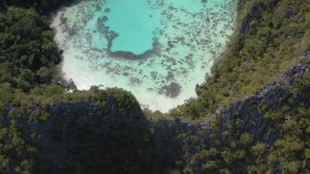 Palawan, Filipinler'deki Coron Adası'nın havadan görünümü — Stok video