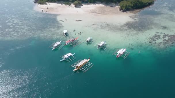 Vista aérea de la isla de Ditaytayan en Coron, Palawan, Filipinas — Vídeo de stock