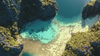 Coron, Palawan, Filipinler 'deki Barakuda Gölü' nün havadan görünüşü