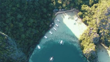 Coron, Palawan, Filipinler 'deki Barakuda Gölü' nün havadan görünüşü