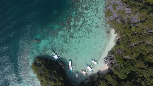 Palawan, Filipinler'deki Coron Adası'nın havadan görünümü — Stok video