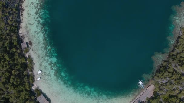 Palawan, Filipinler'deki Coron Adası'nın havadan görünümü — Stok video