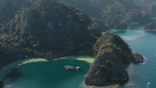 Légi felvétel a Twin Lagoon a Coron Island, Palawan, Fülöp-szigetek — Stock videók