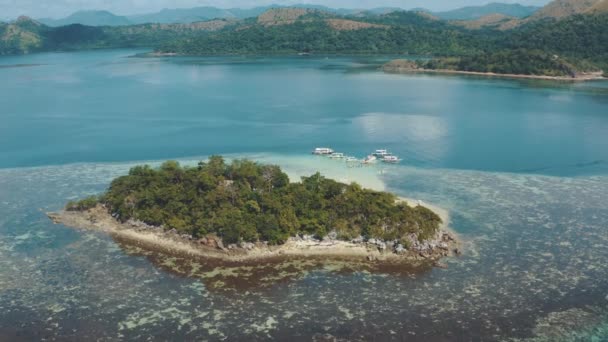 フィリピン・パラワン州コロン島のディタイタヤン島の航空写真 — ストック動画