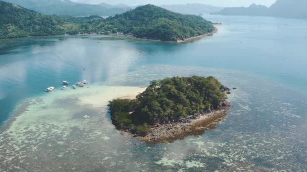 Вид с воздуха на остров Дитайтаян в Короне, Палаван, Филиппины — стоковое видео
