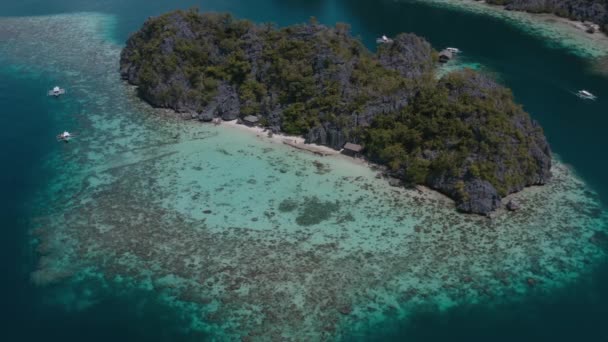 Vista aérea da Ilha Coron em Palawan, Filipinas — Vídeo de Stock