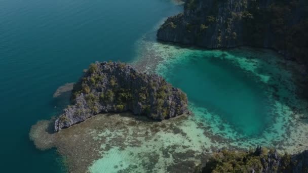 공중에서 본 필리핀 팔 라완 섬 의 트윈 석호 — 비디오
