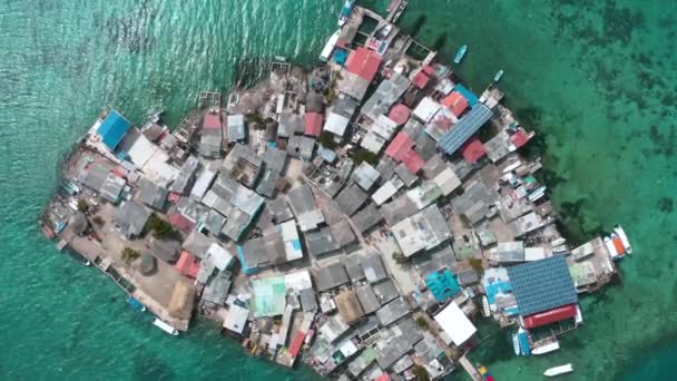 Aerial footage of Santa Cruz del islote the most populated island in the world — Stock Video