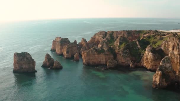 Letecký pohled na Ponta da Piedade v Algarve v Portugalsku — Stock video