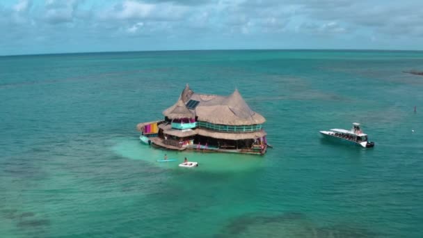 Casa en el Agua, Haus am Wasser in San Bernardo Inseln, an der kolumbianischen Karibikküste — Stockvideo