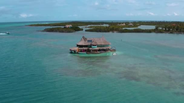 Casa en el Agua, σπίτι σε νερό στα νησιά Σαν Μπερνάρντο, στην ακτή της Καραϊβικής Colombia — Αρχείο Βίντεο