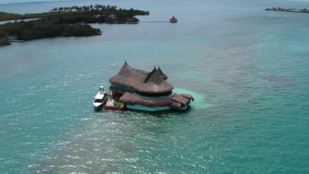 Casa en el Agua, будинок на воді в Сан-Бернардо, на узбережжі Карибського моря — стокове відео