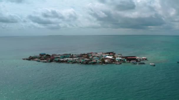 Luftaufnahmen von Santa Cruz del Islote, der bevölkerungsreichsten Insel der Welt — Stockvideo