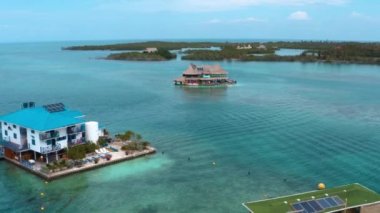 Casa en el Agua, San Bernardo Adaları 'nda, Kolombiya Karayip Sahili' nde bir ev.