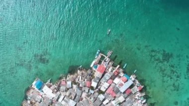 Santa Cruz del 'in hava görüntüleri dünyanın en kalabalık adasını gösteriyor.