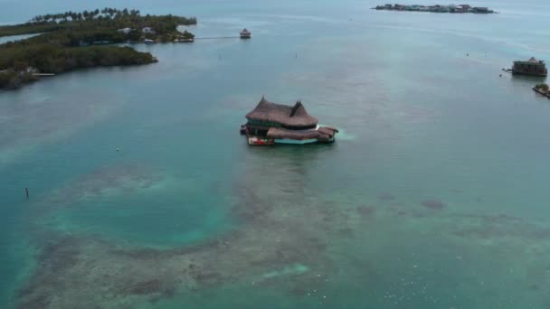 カサ・アン・エル・アグア（英語版） 、サンバーナルド諸島、コロンビアス・カリブ海沿岸の水の上の家 — ストック動画