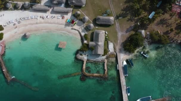 Tintinpan e isla Mucura nas Ilhas San Bernardo, na costa colombiana das Caraíbas — Vídeo de Stock