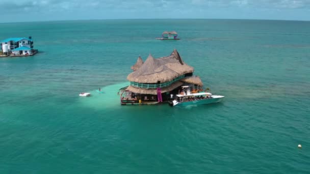 Дом на воде на островах Сан-Бернардо, на Карибском побережье Колумбии — стоковое видео