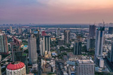 Bangkok Havacılık, Tayland 'ın Sukhumvit ve Thonglor bölgesinin üstünde.