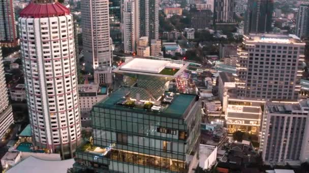 Bangkok Havacılık, Tayland 'ın Sukhumvit ve Thonglor bölgesinin üstünde. — Stok video