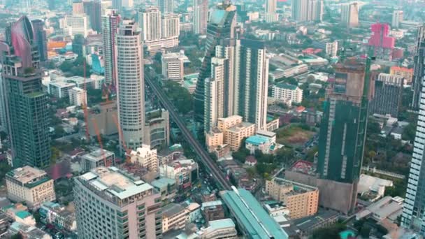 Bangkok Vista aérea, sobre Sukhumvit y el distrito de Thonglor en Tailandia — Vídeos de Stock