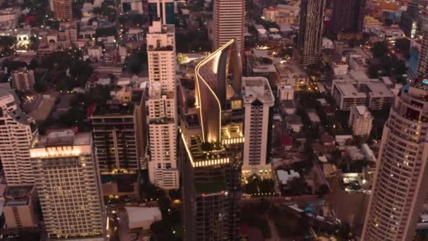 Вид на Бангкок с воздуха, над Сукхумвитом и районом Тонглор в Таиланде — стоковое видео